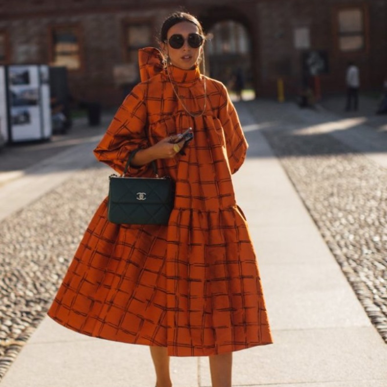 موضة ربيع 2021 مع الفستان الواسع بمربعات الكارو لاطلالات الشارع