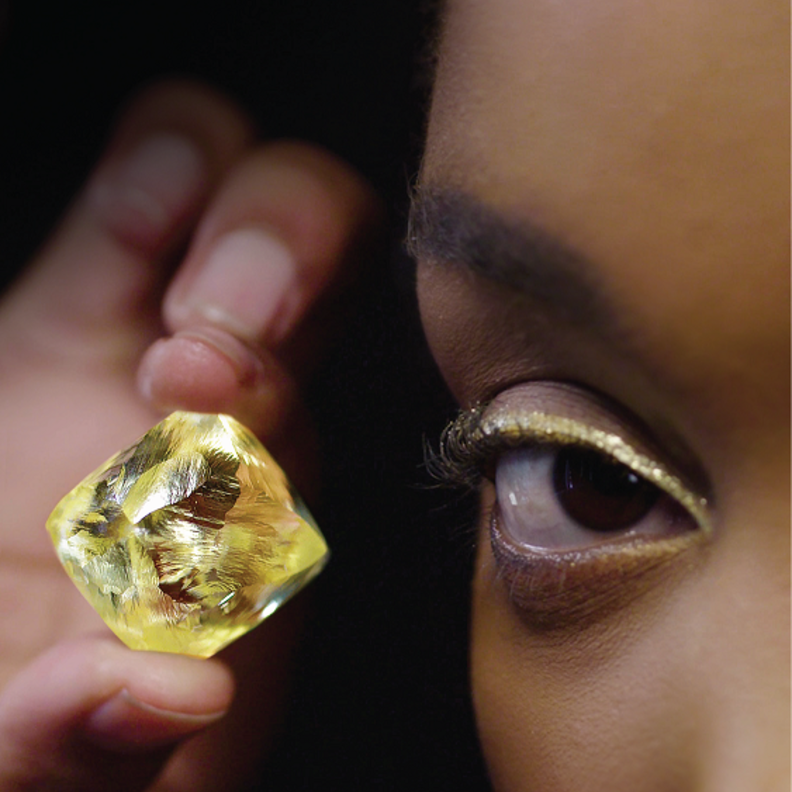 دار معوّض تكشف عن الرحلة المذهلة لألماسة "كيمبرلي" الصفراء التي تحوّلت بفضل الشغف بابتكار الاستثنائي