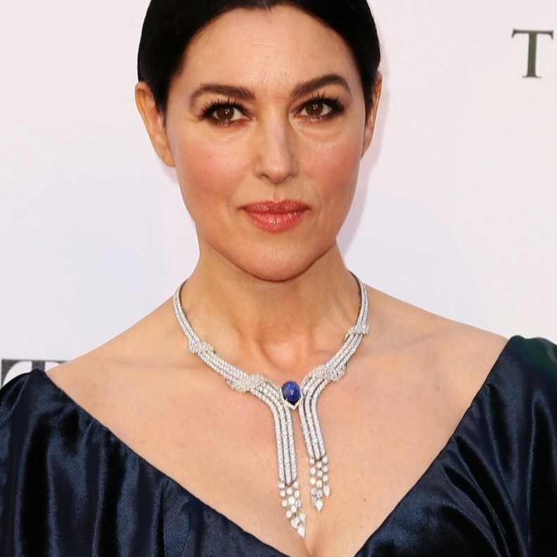  مونيكا بيلوتشي راقية بقلادة الماس والياقوت من كارتييه Cartier