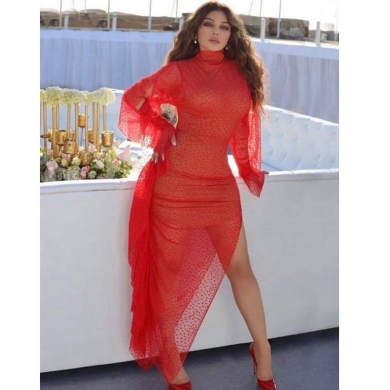 اطلالة هيفاء وهبي بفستان من اللون الاحمر في كواليس مسلسل أسود فاتح