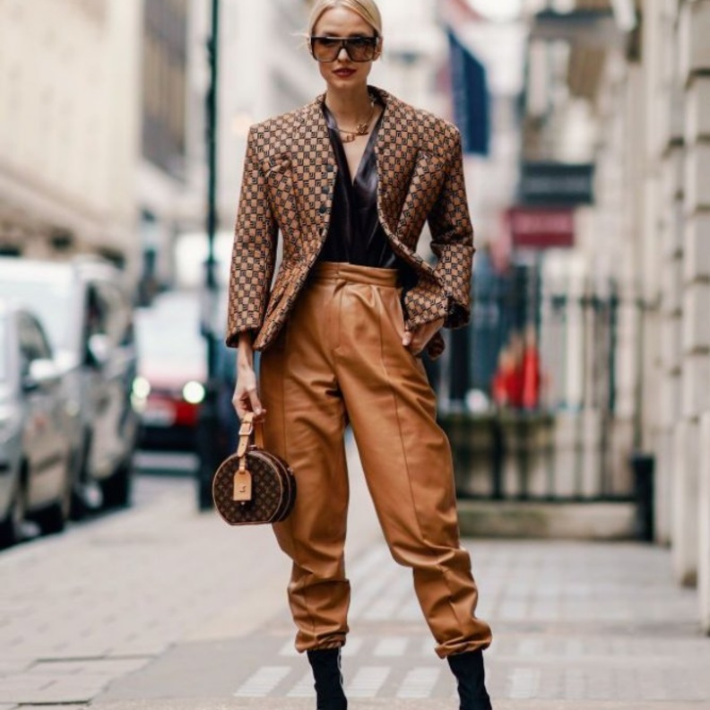  افكار جديدة وعصرية لاعتماد البنطلون الجلد هذا الخريف