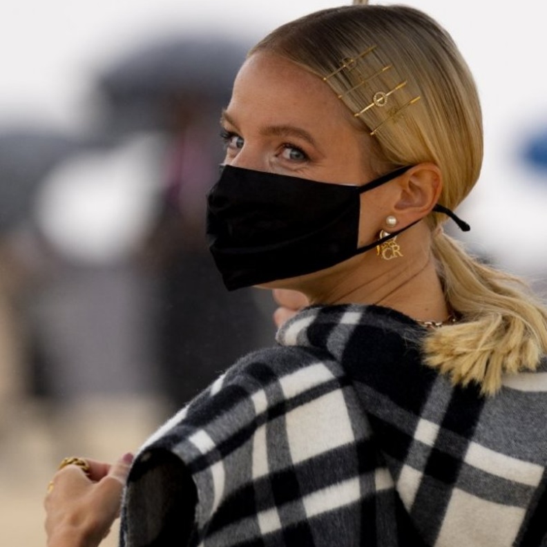  صيحات جمالية مع اكسسوارات شعر الدبابيس في شوارع باريس