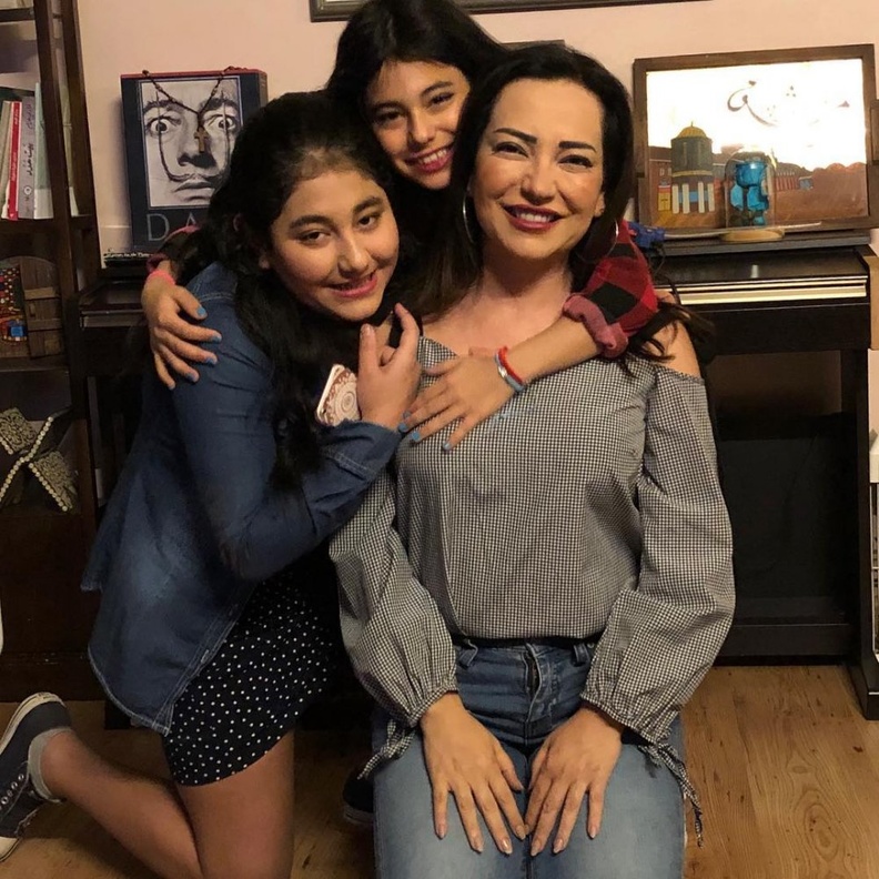 امل عرفة وبناتها 