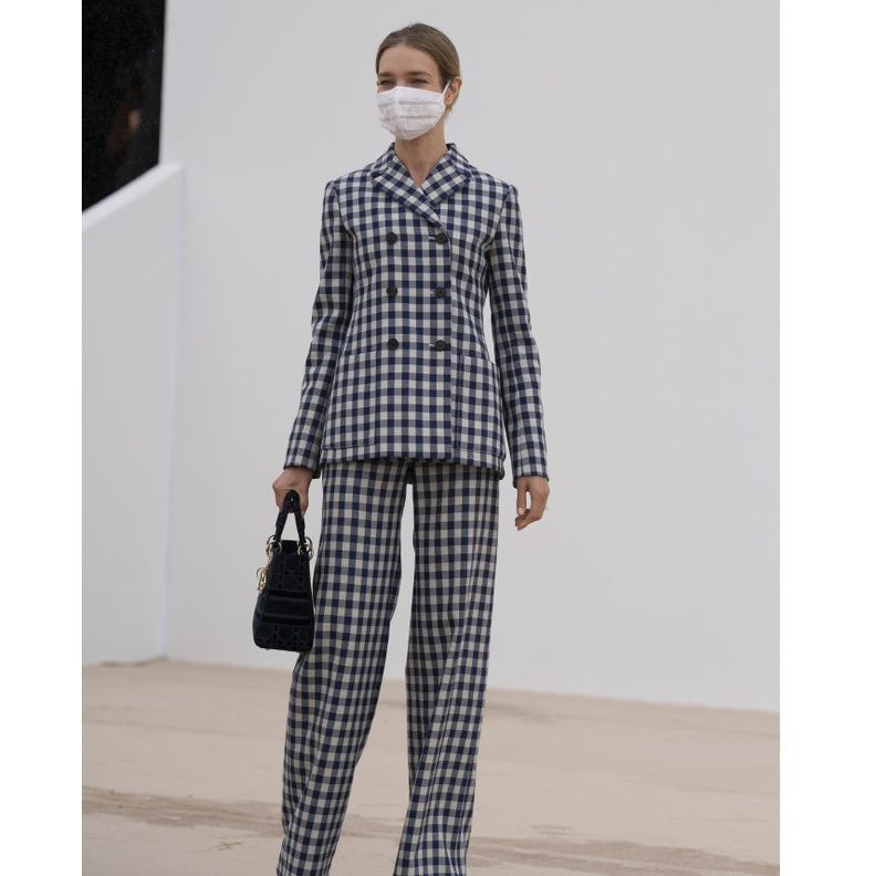  احدث اطلالات الشارع 2021 مع البدلة الرسمية البارزة بنقشات الكارو