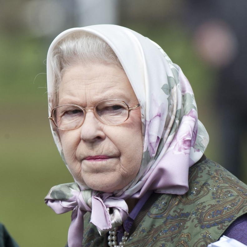 ملكة بريطانيا غاضبة من موظفيها