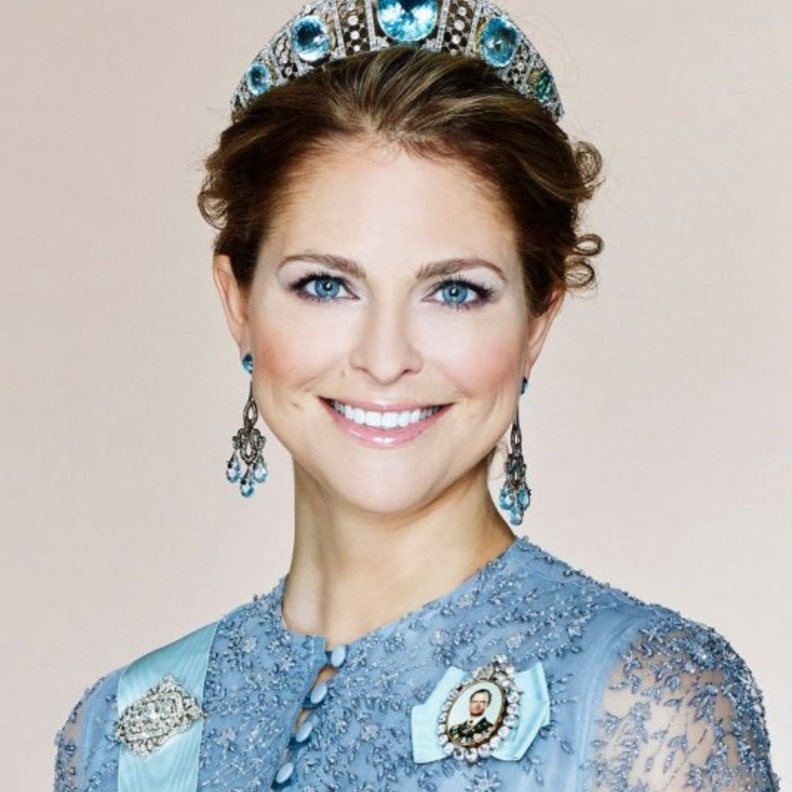 أفخم تصاميم مجوهرات جميلات العائلات الملكية المرصعة بحجر الأكوامارين الساحر 