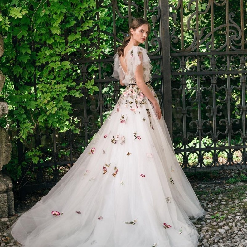 فساتين زفاف باكمام من monique lhuillier