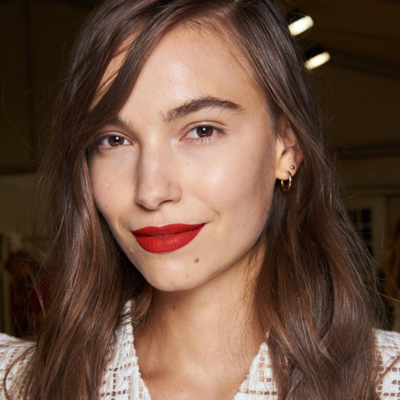 تسريحات شعر طبيعية وأحمر شفاه قوي من عرض ازياء بالمان لربيع 2021