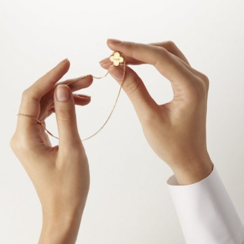  قلادة فينتاج ألامبرا ذات الاصدار المحدود.. رمزٌ ثمينٌ للحظ