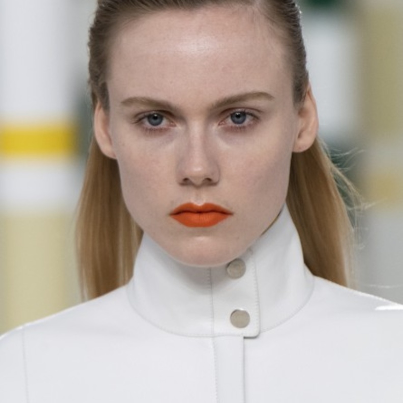 الوان احمر شفاه برتقالية لخريف 2020 بأسلوب Hermes