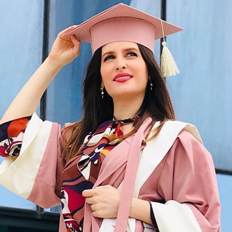  كنزة مرسلي تحتفل بتخرجها