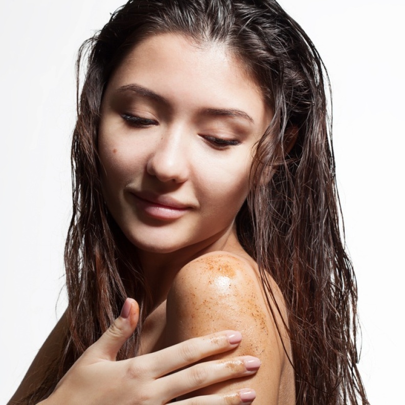 طريقة تقشير الجسم بالقهوة للتخلص من السيلوليت بمناسبة اليوم العالمي للقهوة