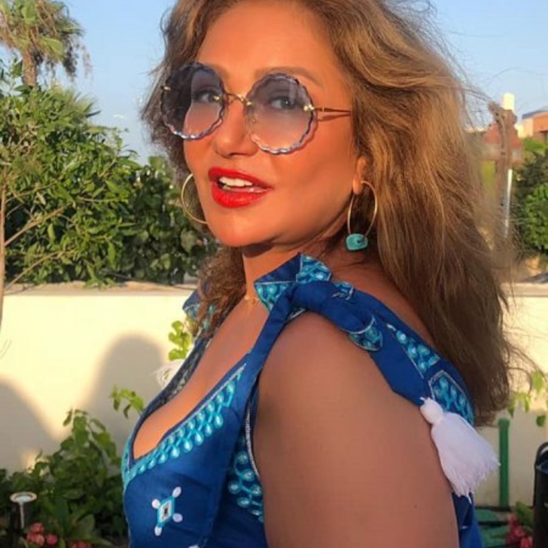 ليلى علوي استمتعت طيلة الصيف بإجازتها على البحر