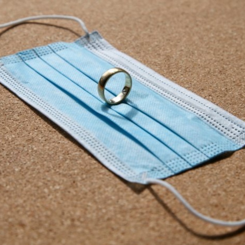 فض حفل زفاف بعد مداهمة الشرطة و عقوبات مشددة على المنظمين