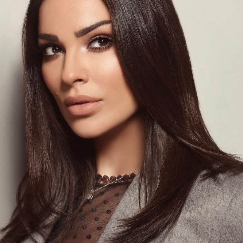  مكياج ترابي نهاري رائع بأسلوب نادين نجيم