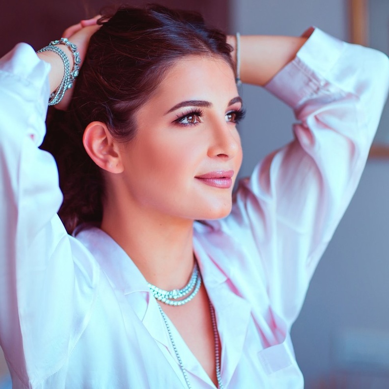 خطوات تطبيق مكياج ناعم وبرونزي لاطلالات النهار من وحي شام الذهبي