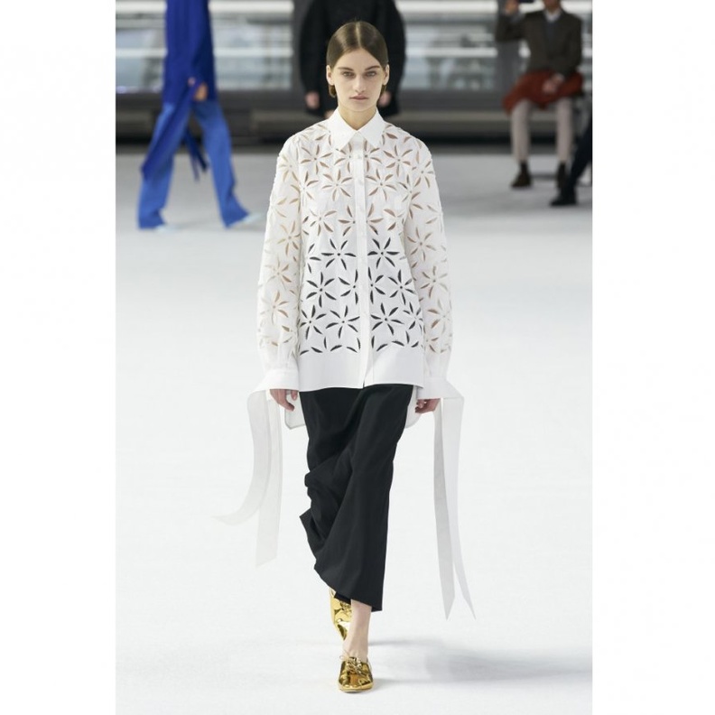  افكار لتنسيق القميص الواسع باللون الابيض من وحي اطلالات دار Carolina Herrera