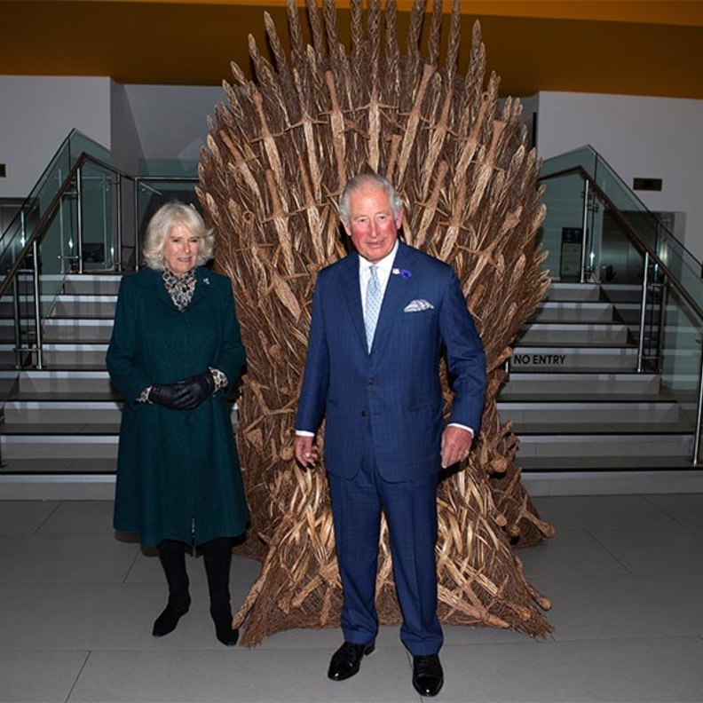صورة الأمير تشارلز وكاميلا دوقة كورنوال بجانب نسخة من عرش " Game Of Thrones "