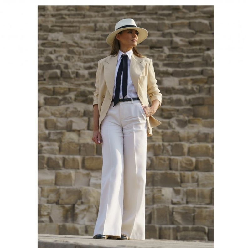  استوحي اطلالاتك الخريفية بأسلوب راقي وجذاب بالبليزر والسروال القماشي مع القبعة الأنيقة