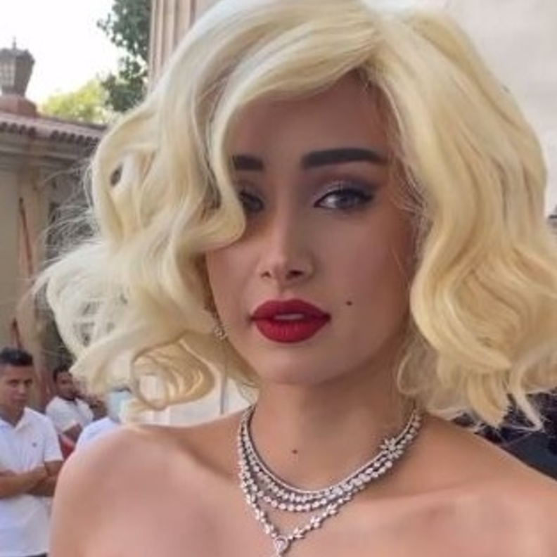 هنا الزاهد بإطلالة مارلين مونرو