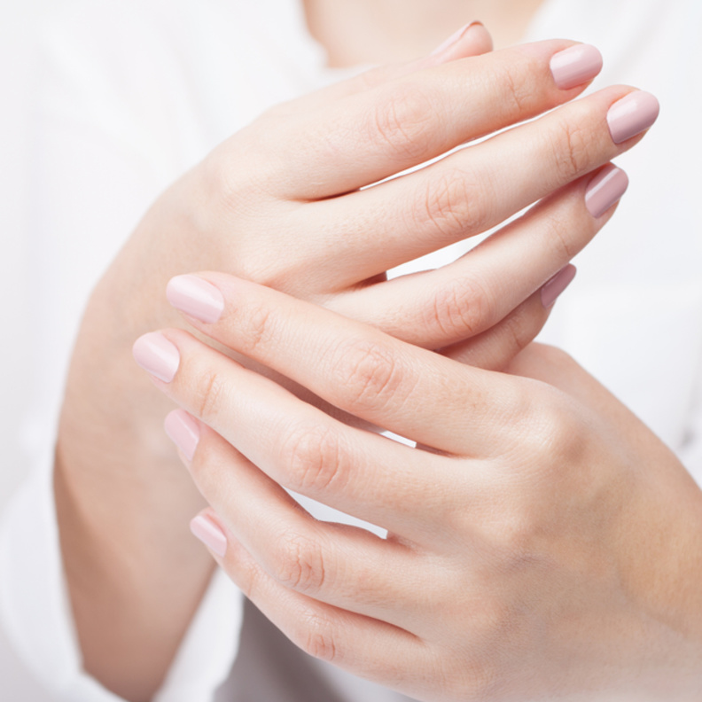 خلطات طبيعية توزع على الاظافر قبل طلائها لتقويتها في يومين