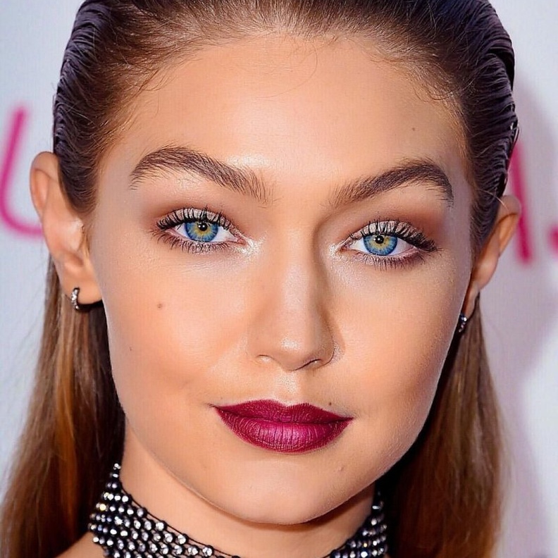  نصائح جمالية للعناية بالبشرة والشعر في سن العشرين من جيجي حديد