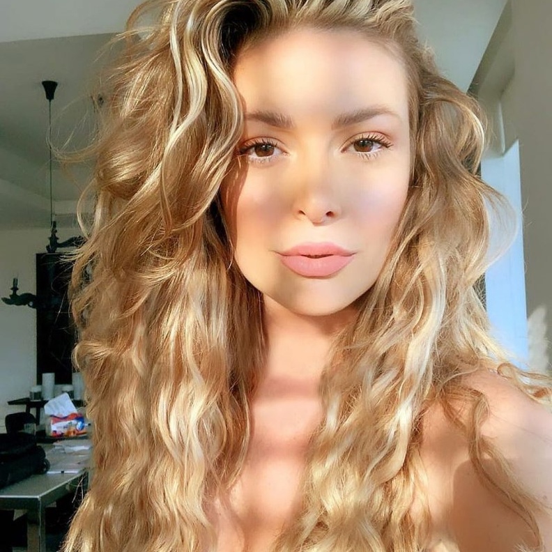 اطلالات جمالية عفوية بالشعر الكيرلي والمكياج الطبيعي بأسلوب باميلا الكيك