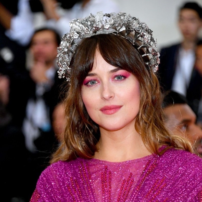  المكياج الوردي الجريء في إطلالة داكوتا