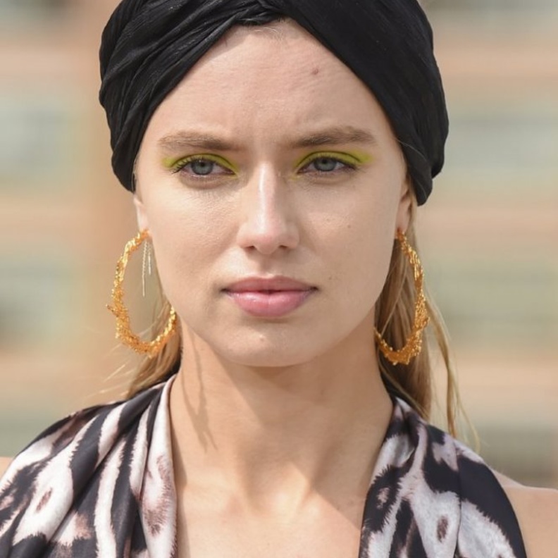 رسمات مكياج جريئة مع الظلال الخضراء الفاتحة من دار Bronx and Banco