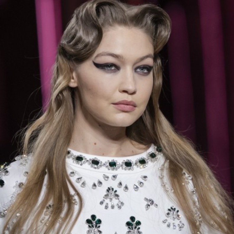 طريقة عمل تسريحات شعر منسدلة لخريف 2020 بأسلوب Miu Miu