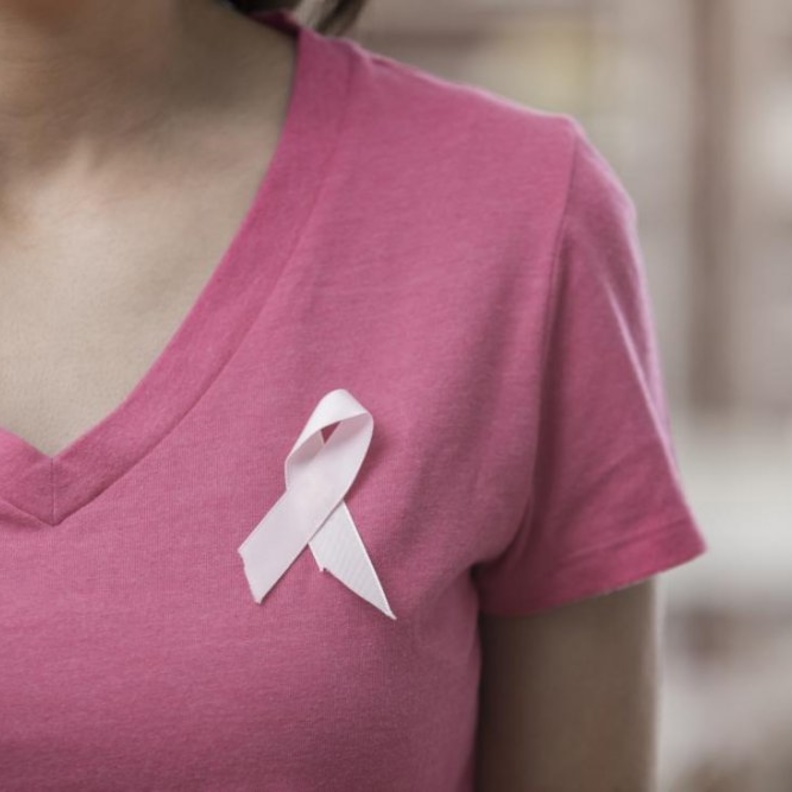  بدء فكرة ارتداء الأشرطة الوردية للتوعية بمرض سرطان الثدي