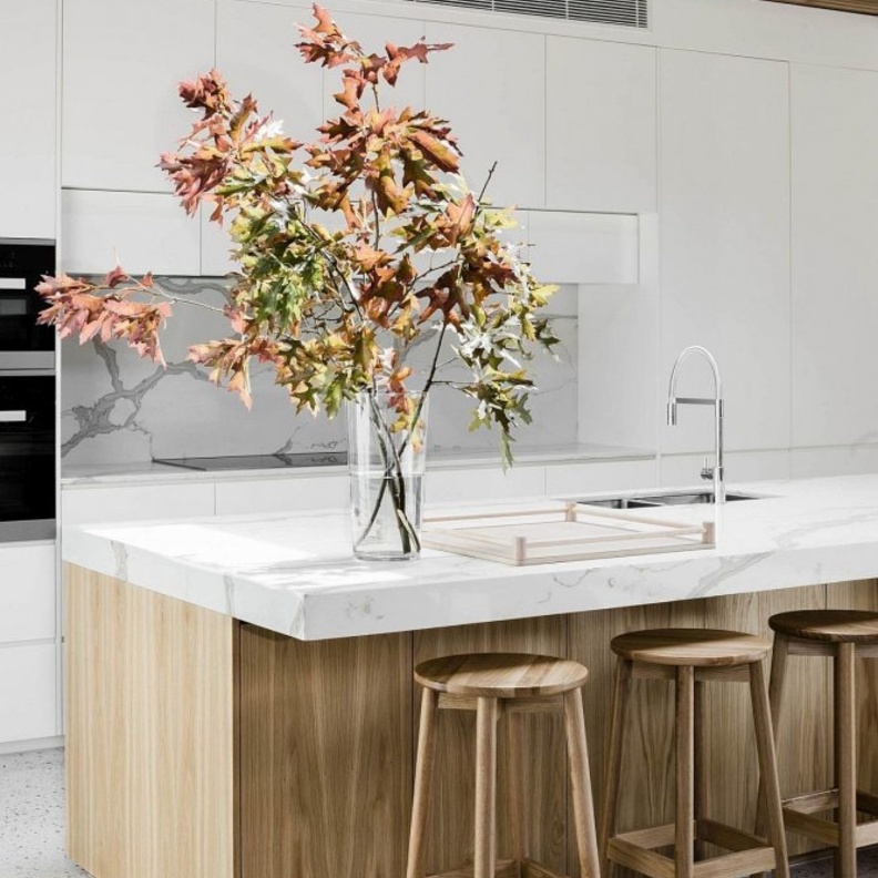 جزيرة المطبخ الخشبية مع ديكور عصري باللون الأبيض