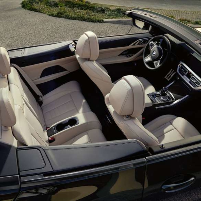 سيارة مكشوفة من بي إم دبليو