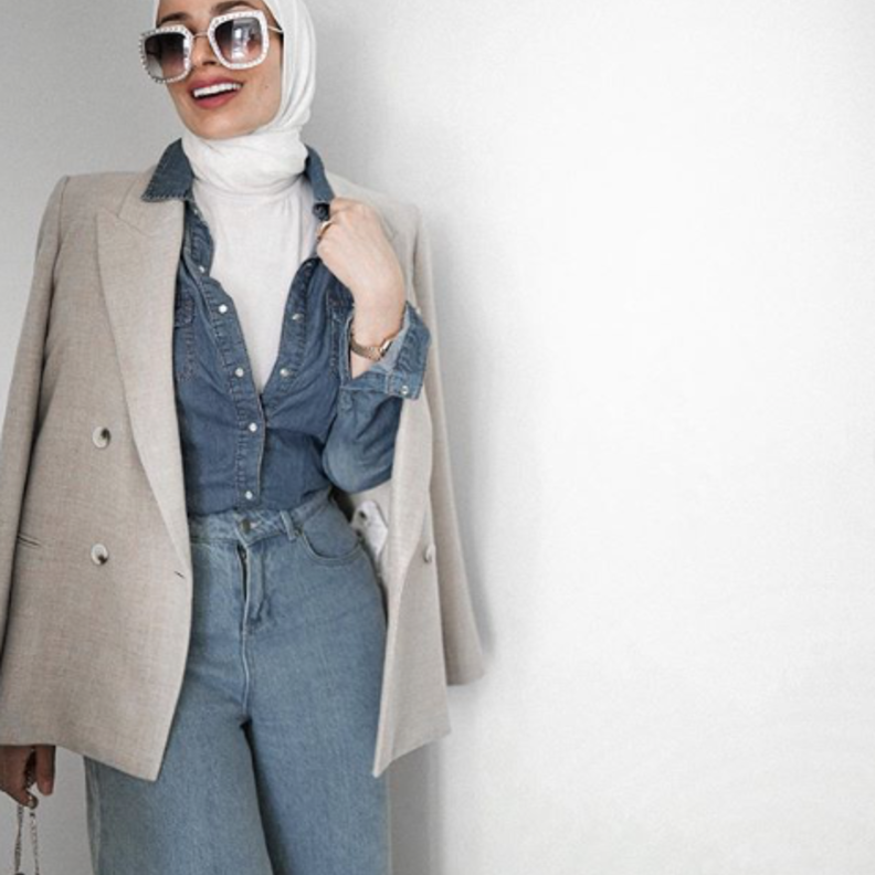 موديلات بلايزر ناعمة للصبايا بلون البيج مع اطلالة من الجينز بأسلوب سمر شاكر