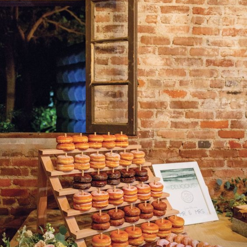 الدوناتس من الحلويات المميزة لطاولة حلويات الزفاف الخريفي