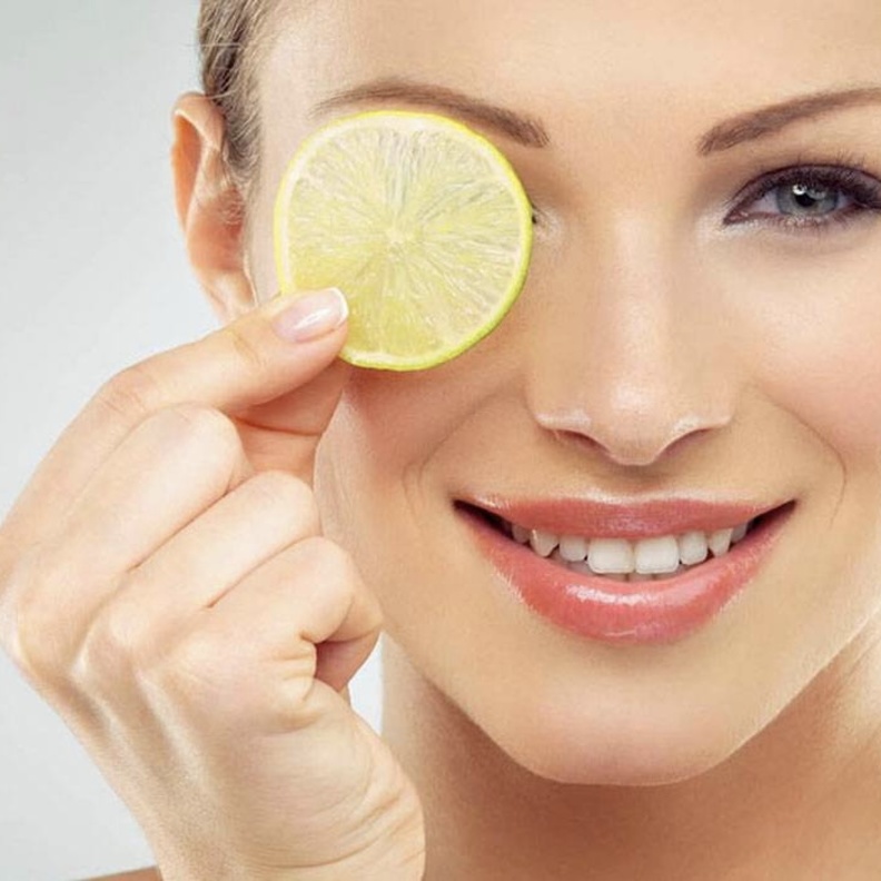  الليمون مع العسل يساعد على تفتيح البشرة الحساسة