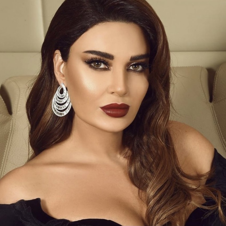 مكياج سهرة يناسب الفستان الأسود من وحي النجمات العرب