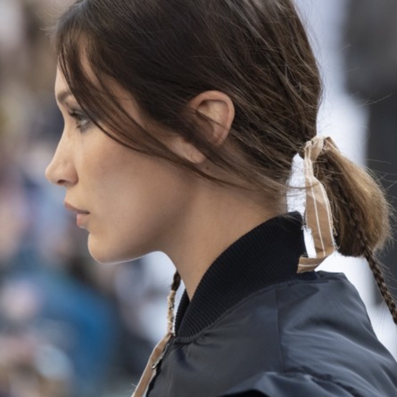 طريقة عمل تسريحة شعر ذيل الحصان للشعر القصير بأسلوب Max Mara