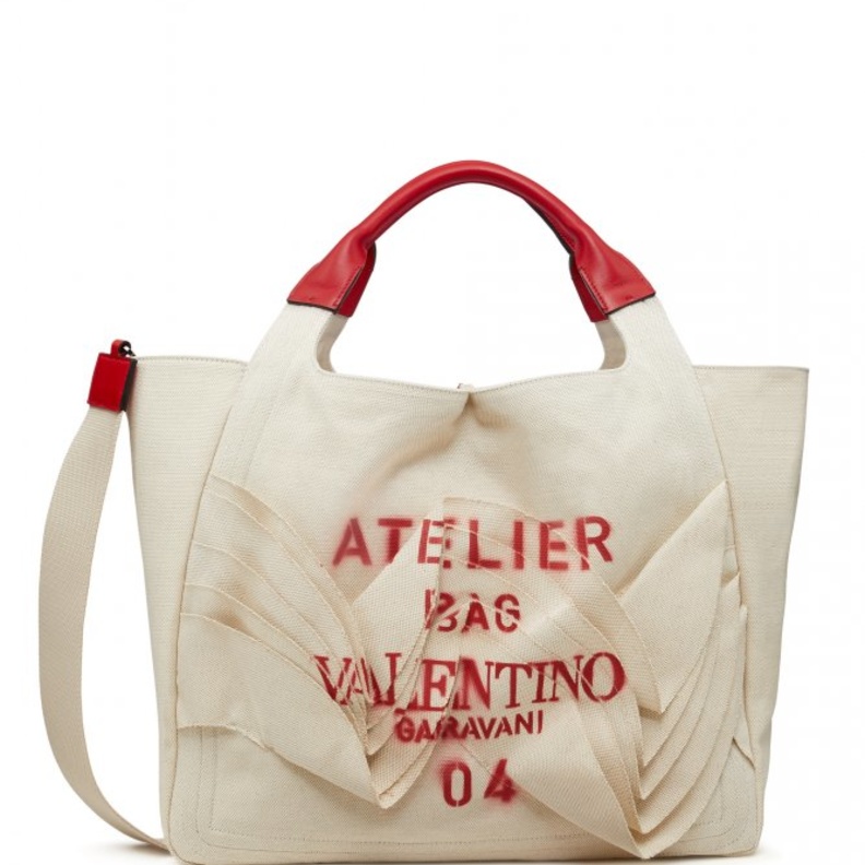 Ana De Armas بحقيبة فالنتينو في البندقية 