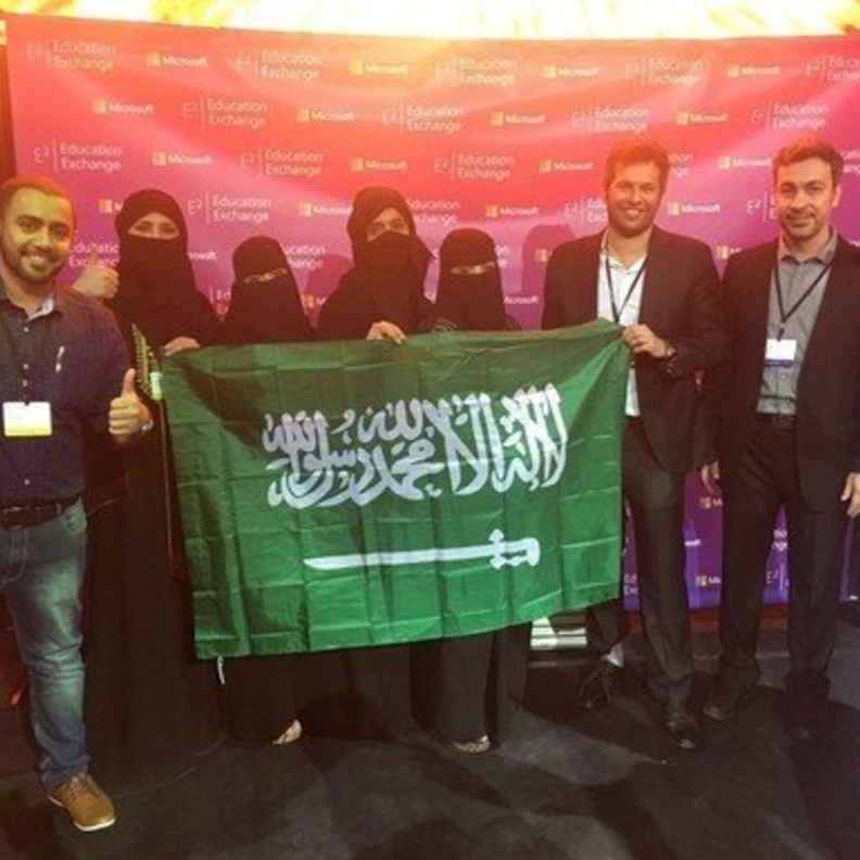  المعلمة شريفة الربيع مع الفريق السعودي المشارك في مسابقة المعلم الخبير بكندا