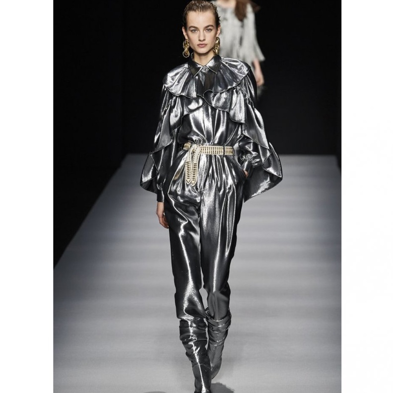 تصاميم ازياء بالوان الميتاليك الفضية مع الجمبسوت من دار Alberta Ferretti