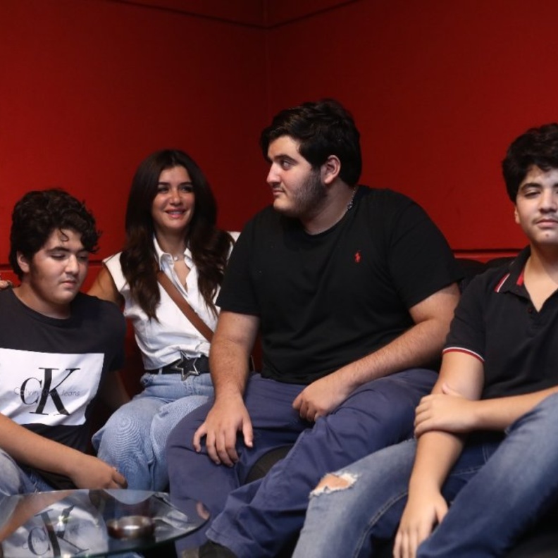 غادة عادل وابنائها