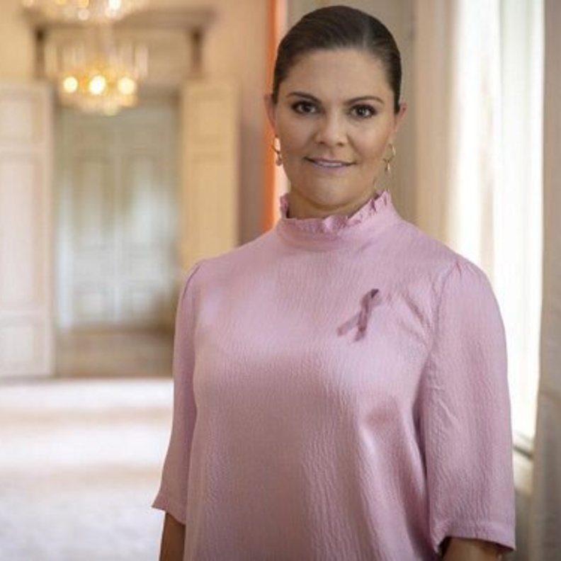أزياء سيدات العائلات الملكية باللون الوردي للتوعية بسرطان الثدي