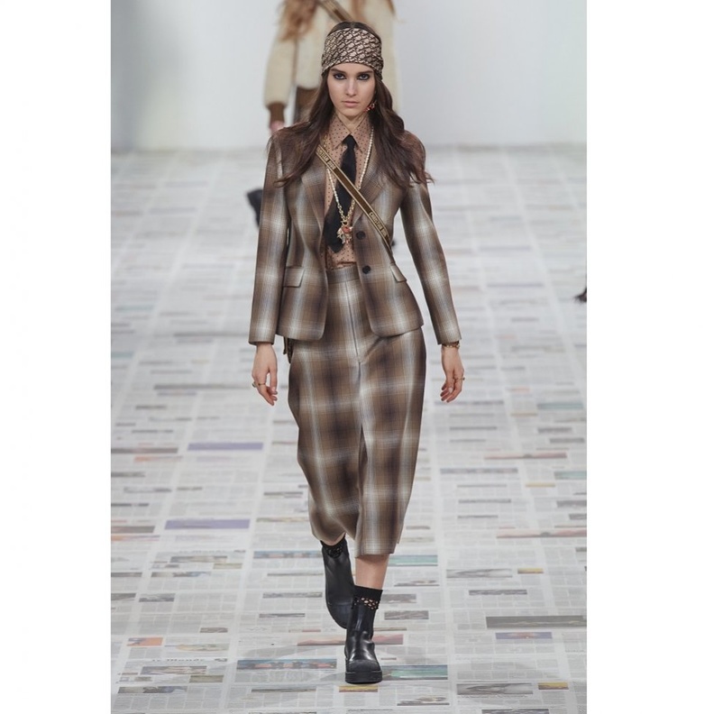 إطلالة من "بروك كولكشن"  Brock Collection من صيحات اقمشة خريف 2020