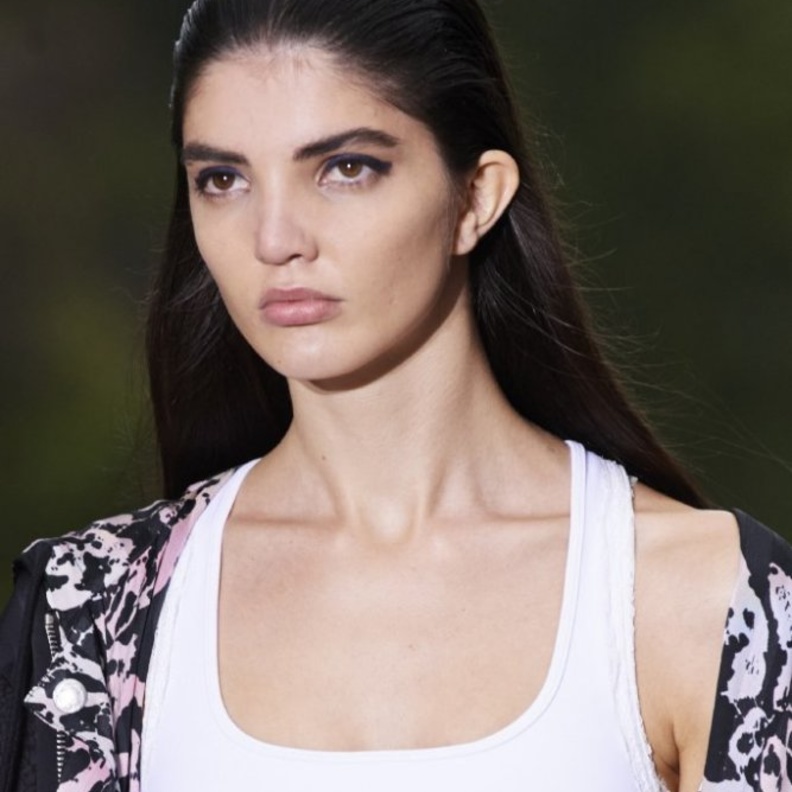  تسريحات شعر مبللة ومسحوبة الى الخلف من دار Kochè