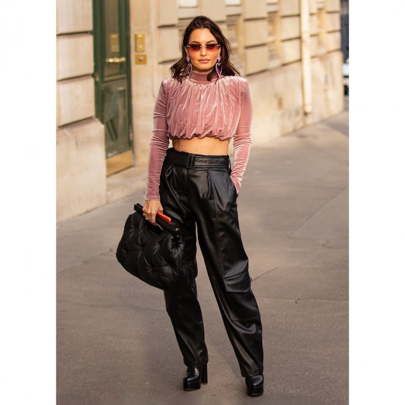  نسقي توب مخمل مع بنطلون جلد على طريقة كارن وازن