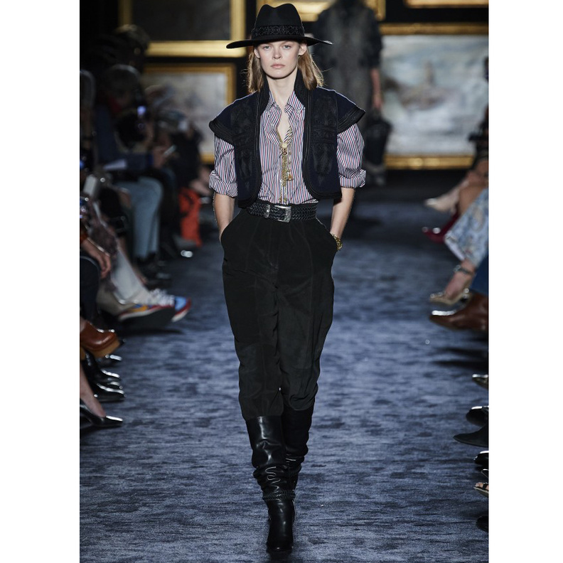 اطلالة بالسترة من Etro لاسلوب عصري