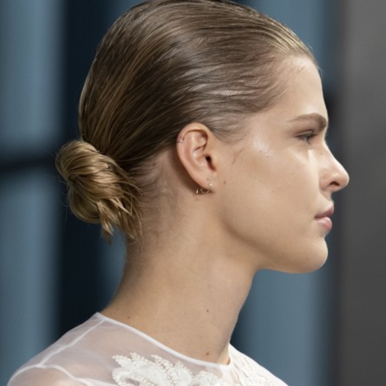 أحدث اشكال تسريحات شعر الكعكة المناسبة لموسم الخريف من دار Noon by Noor