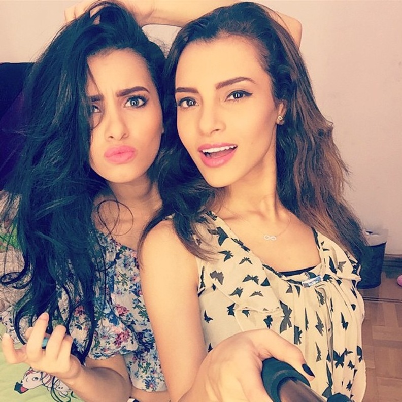 كارمن سليمان وشقيقتها