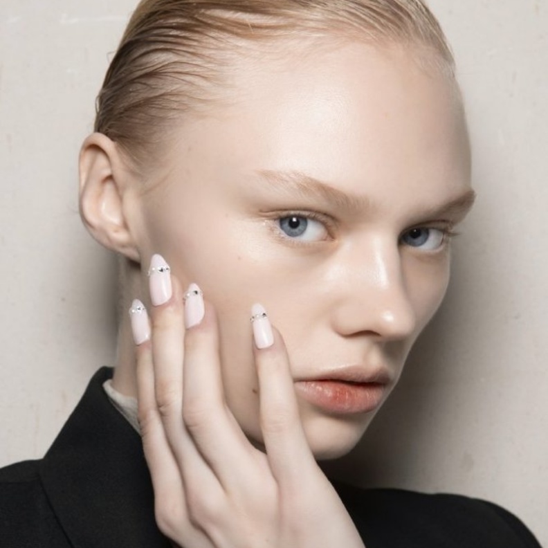  الوان مناكير برسمات الفرانش لاطلالات خريف 2020 من Giambattista Valli